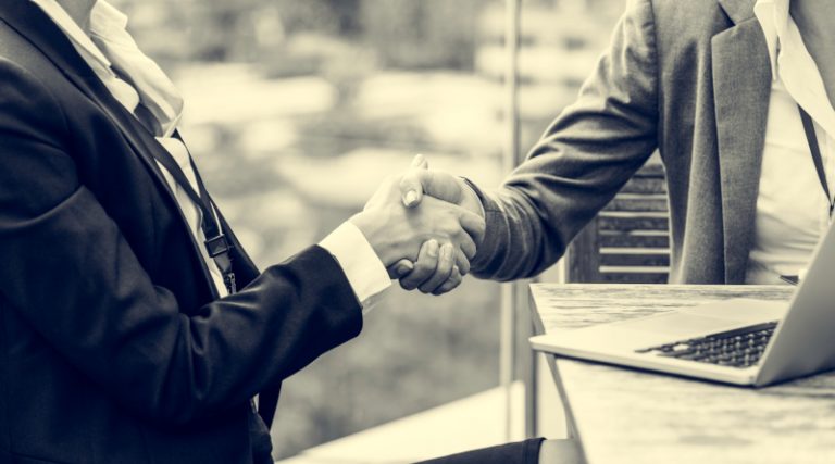 Diagramação de livros impressos, de acordo com site G1 Como apostar na criação de identidade visual pode melhorar seus resultados