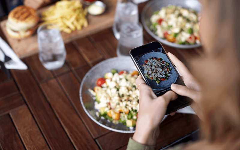 Incentive seus clientes a fazerem fotos dos pratos e postarem nas redes sociais - Marketing para Restaurante
